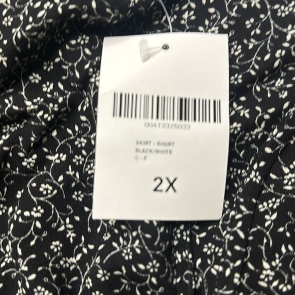 Black floral zip up skirt - Picture 2 of 3